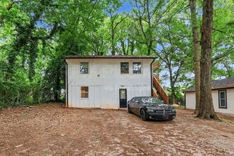Building Photo - 2496 Lester St