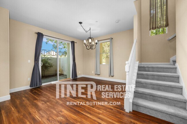 Foto del edificio - Chic 2 Bedroom Home with Den and Turfed Patio