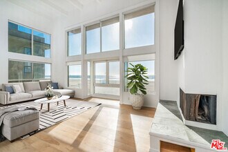 Building Photo - 3711 Ocean Front Walk