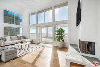 Building Photo - 3711 Ocean Front Walk