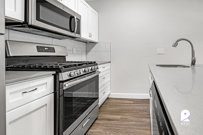 Building Photo - 902 Romeria Dr