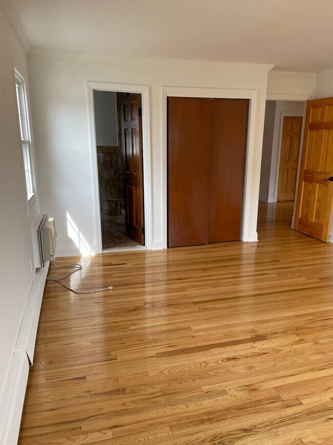 Building Photo - 133 Crescent Pl