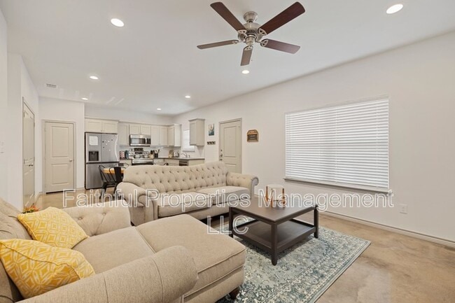 Building Photo - 10071 Shadow Wood Cir