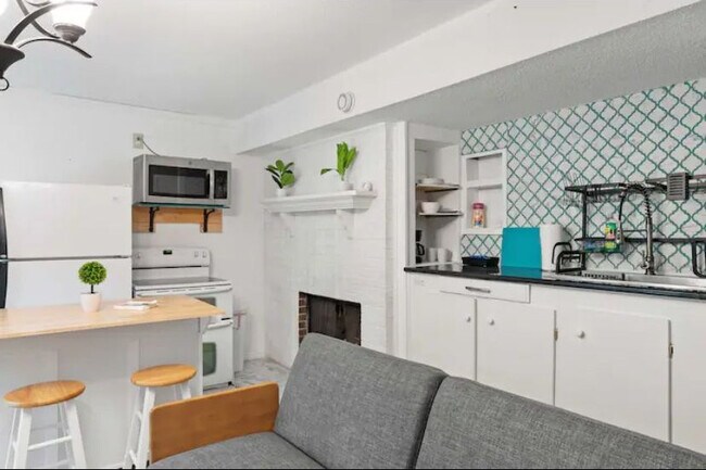 Foto del edificio - Room in Duplex on Dixon Dr