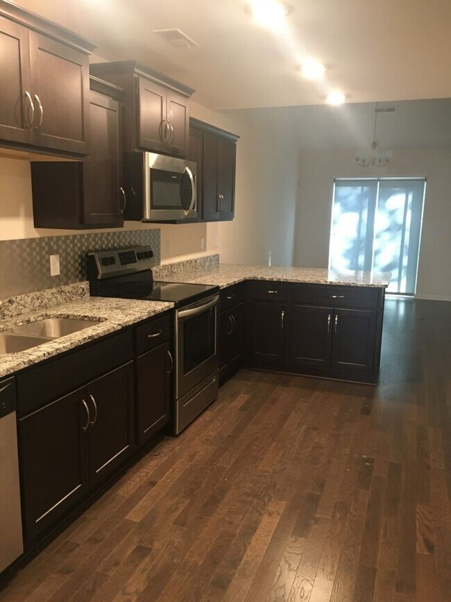 Building Photo - Coming Soon!!!    Like New End Unit Condo!