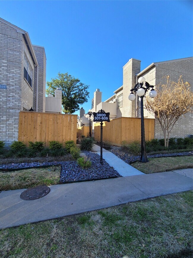 Building Photo - 3800 Tanglewilde St