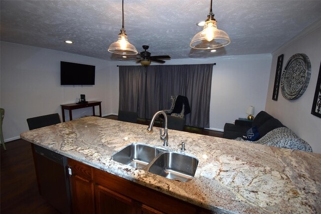 Building Photo - 3900 Aspen Dr