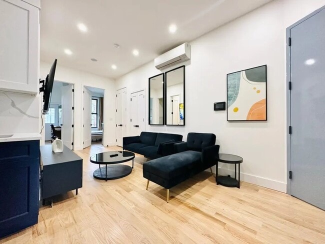 Building Photo - Furnished room/NOT APARTMENT