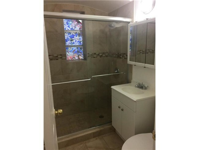 Foto del edificio - 7928 Byron Ave