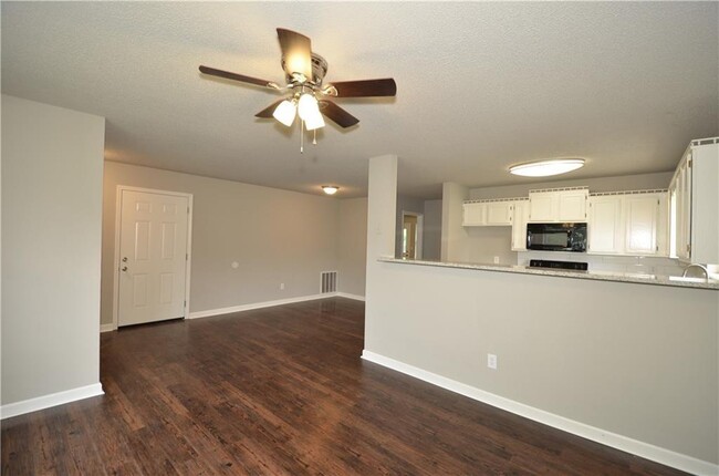 Building Photo - 202 White Oak Dr NE