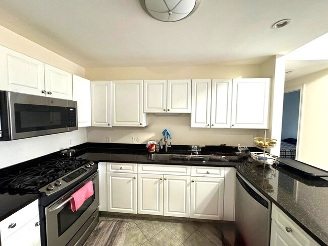 Foto del edificio - Stylish 2BR Condo in Braintree