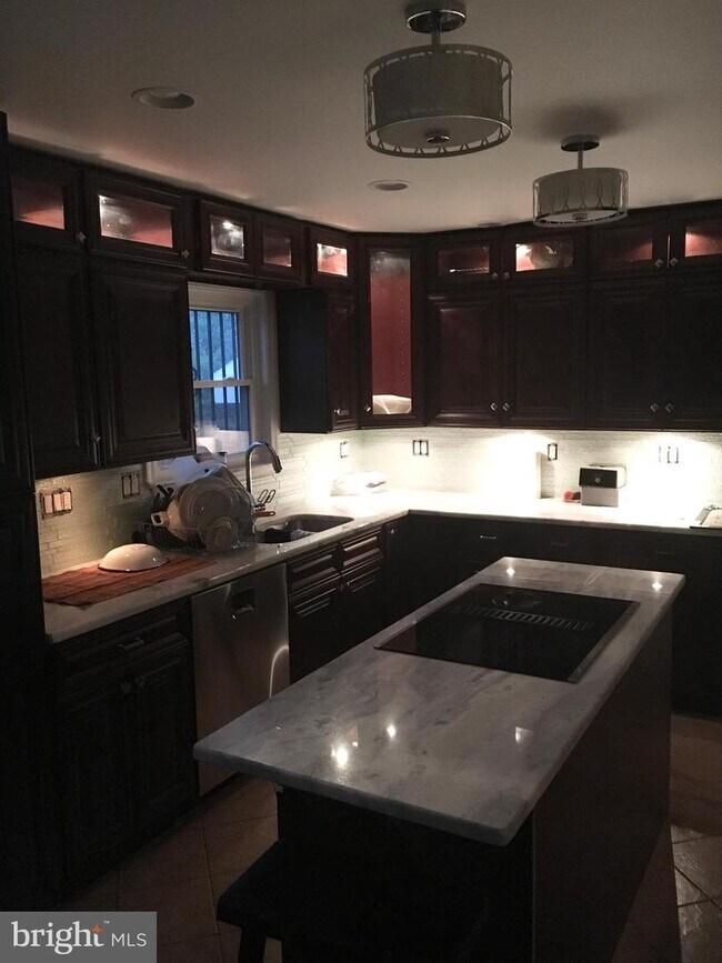 Foto del edificio - 7706 Willow Hill Dr