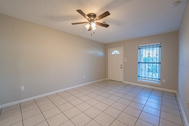 Foto del edificio - 8124 Beech Cove Ln