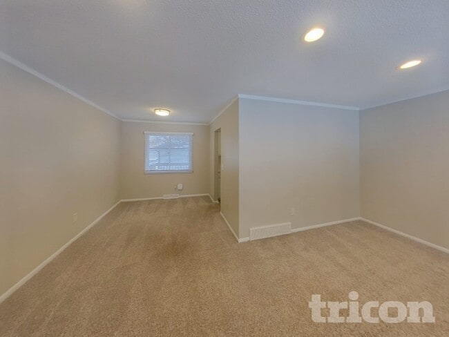 Building Photo - 13101 Thomas Ave