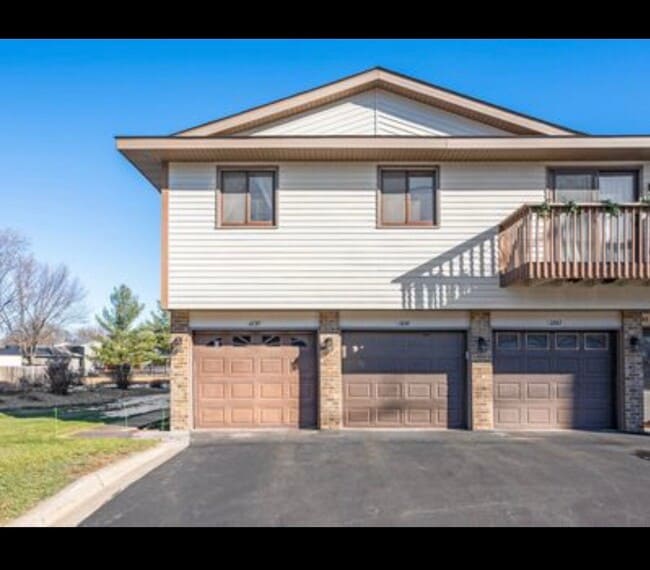 Building Photo - 11139 Edgewood Cir N