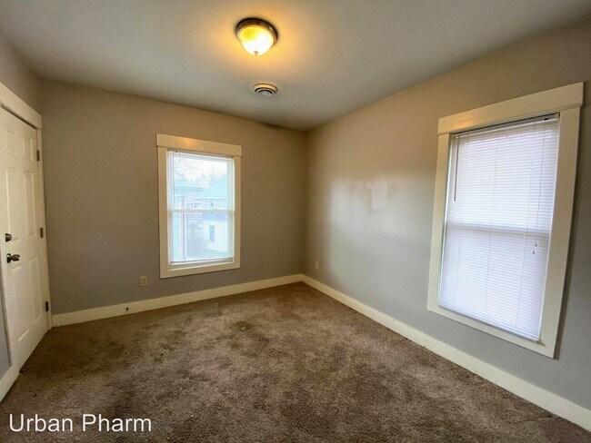 Building Photo - 709 Lake Dr SE