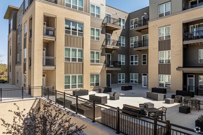 Common Area - Patio - University Park Commons