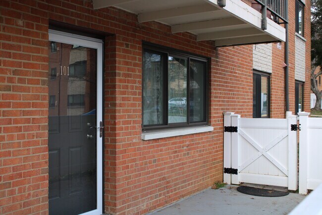Building Photo - 3240 S 28th St