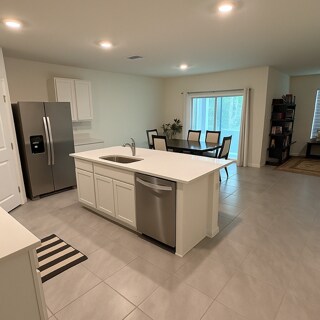 Cocina compartida con todos los elementos que necesitas para cocinar una comida. - 373 Hickory Course Trl