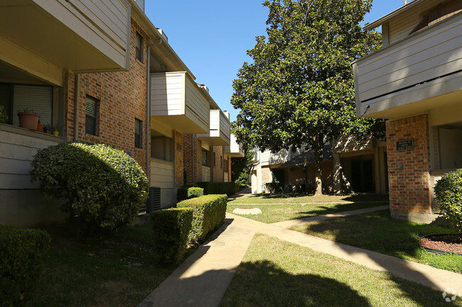 Building Photo - Woodland I I Condos