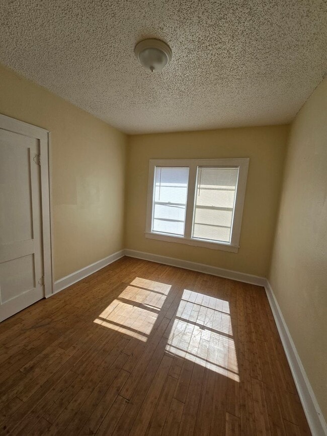 Building Photo - Nice 2 Bedroom & Large extra room that you...