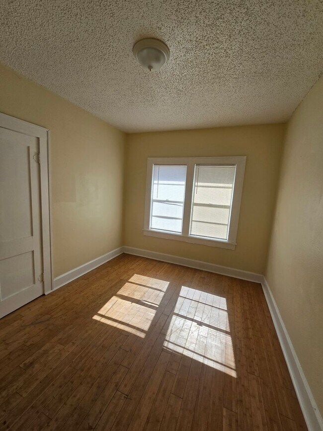 Foto del edificio - Nice 2 Bedroom & Large extra room that you...