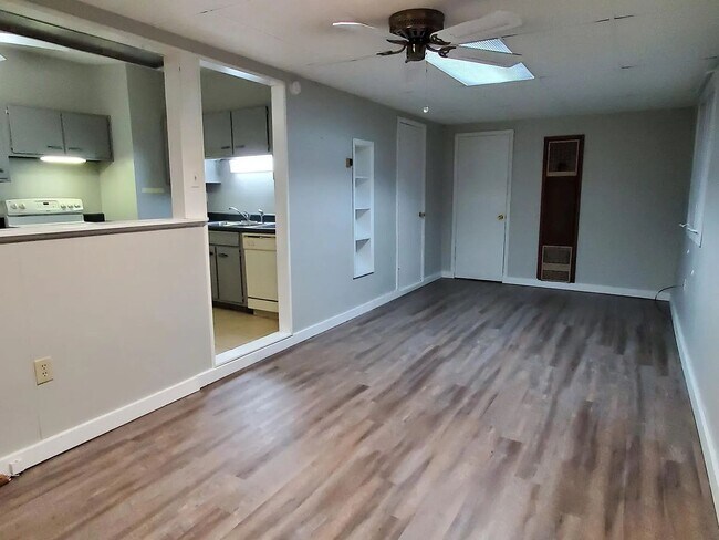 Building Photo - ***Available January 1st*** Updated, Spaci...