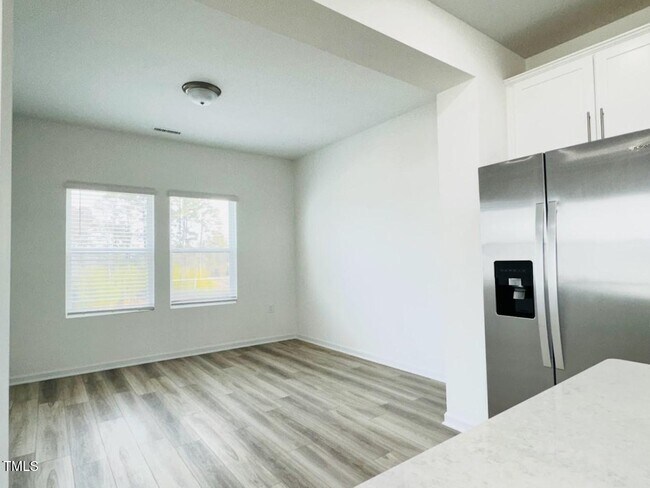 Foto del edificio - 4 Bedroom End Unit Townhome for Rent
