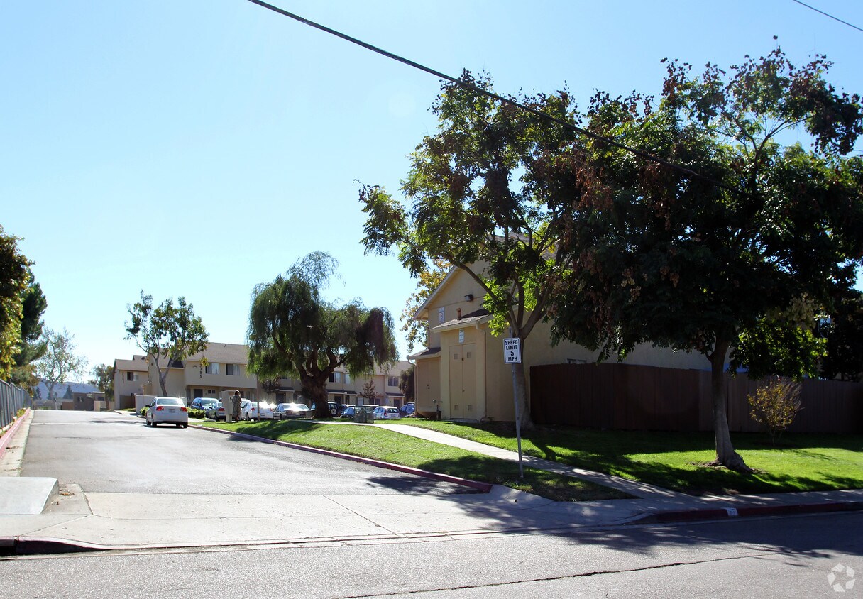 Foto del edificio - 2381-2389 Grove Ave
