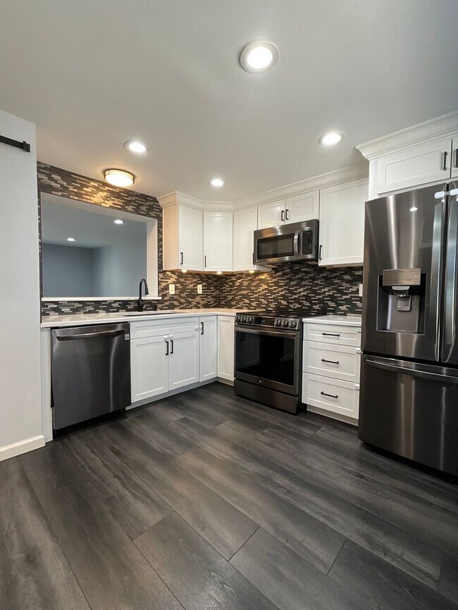 Building Photo - Beautiful 2BR 2BA 3 level townhome located in the Bowling Brook Farms Community