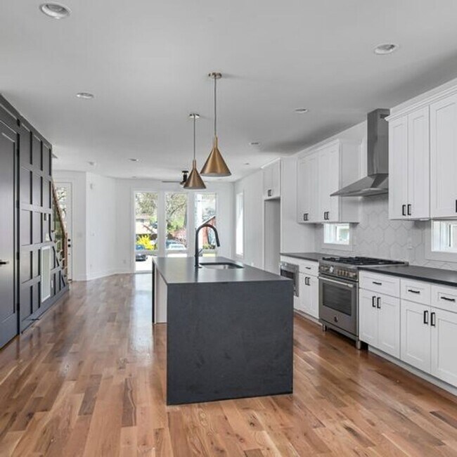 Foto del edificio - Stunning 4 Bedroom, 3.5 Bath Luxury Home in Nashville