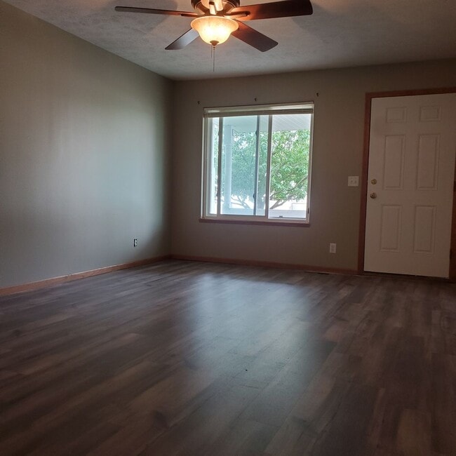 Building Photo - 6630 Shadow Pines Dr
