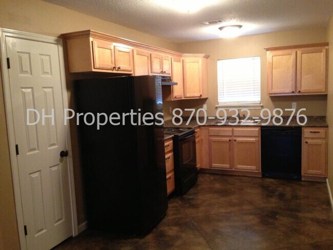 Building Photo - 2212 Hurst Ln