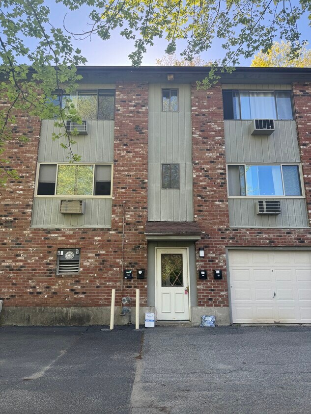 192 Kaynor Dr Unit APT I, Waterbury, CT 06708 Condo for Rent in