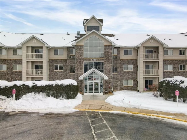 Building Photo - 1321 Lake Dr W