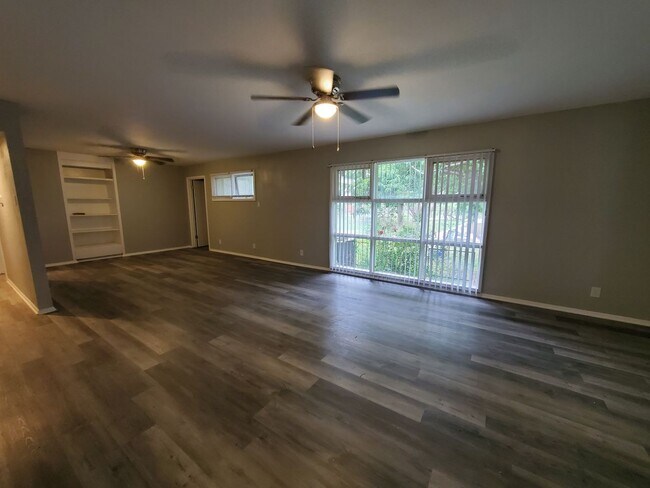 Foto del edificio - 6 month lease!! Spacious Remodeled 3/2 Hom...