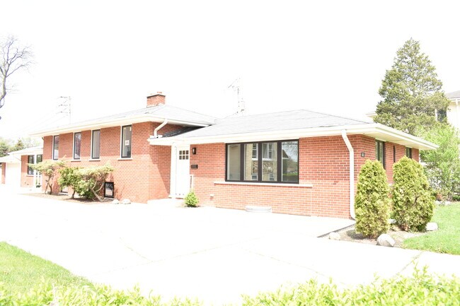 Building Photo - 623 N Northwest Hwy