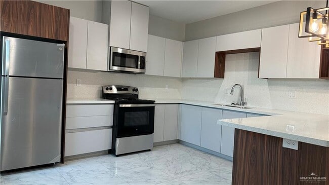 Building Photo - 10 Hidden Hls St