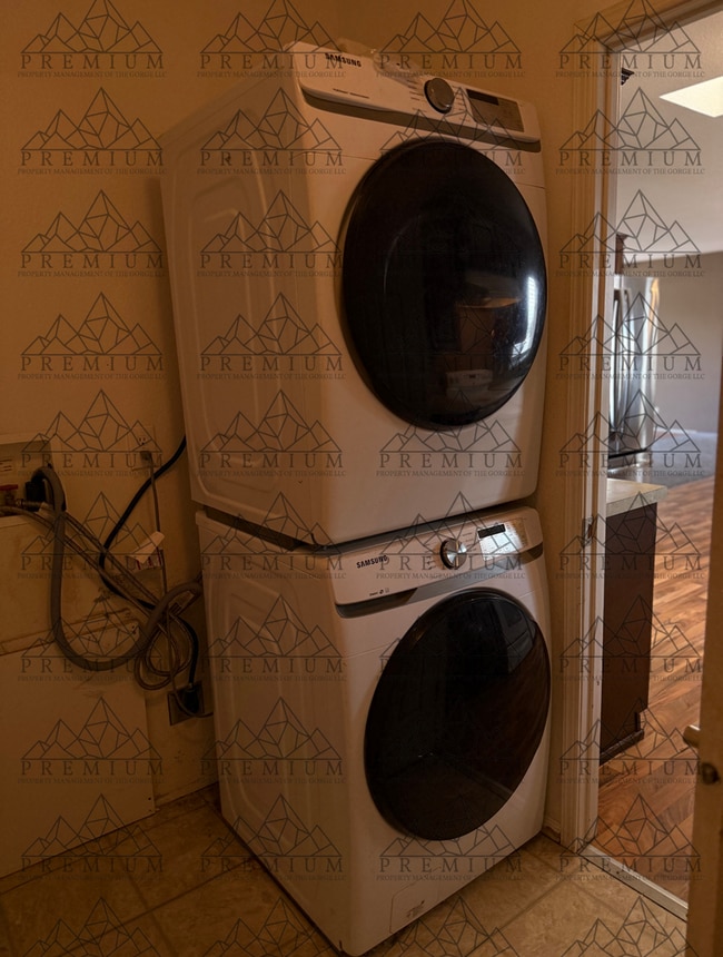 Foto del edificio - 4 Bed 2 Bath home in Dufur, Oregon!