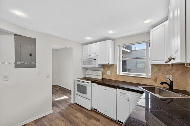 Foto del edificio - 3100 Riverside Dr