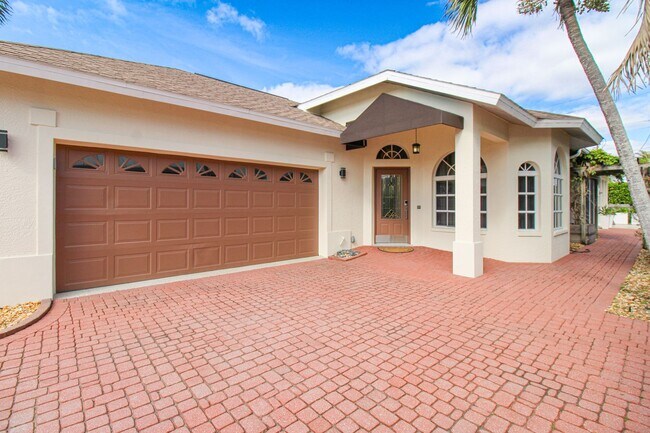 Building Photo - ***NAPLES PARK***FURNISHED/UNFURNISED***NO HOA***Coming Available