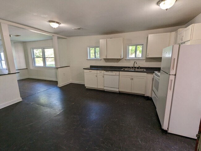 Building Photo - 2 bedroom home