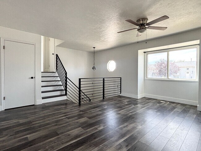 Foto del edificio - Awesome Remodel with 1 Car Garage!