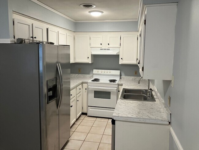 Building Photo - 726 Robindale Dr