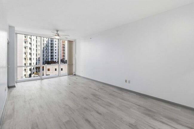 Building Photo - MOVE IN SPECIAL- Beautiful Newly Renovated 2/2 Condo at The Waverly on Lake Eola in Downtown Orlando