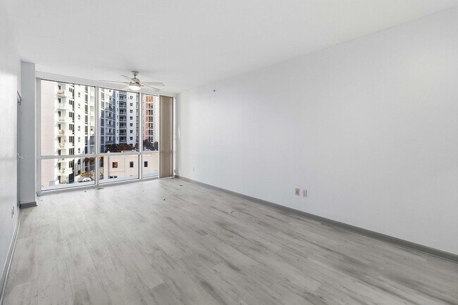 Foto del edificio - MOVE IN SPECIAL- Beautiful Newly Renovated 2/2 Condo at The Waverly on Lake Eola in Downtown Orlando