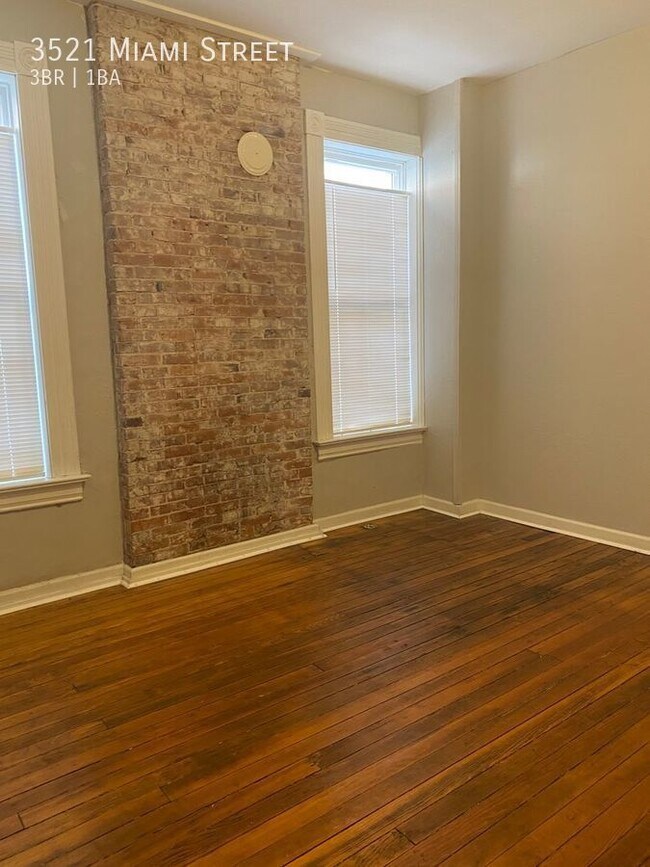Building Photo - 3 bedroom townhouse
