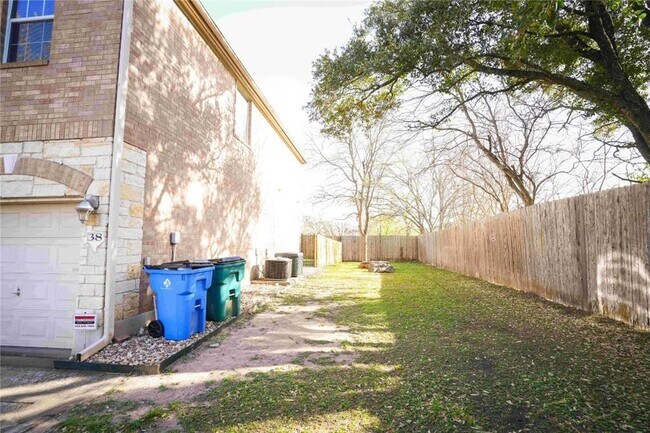 Foto del edificio - 11608 Spicewood Pkwy