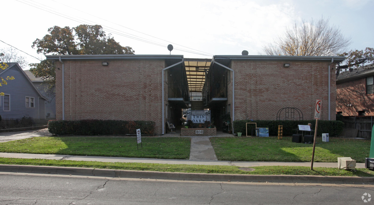 Building Photo - Twin Oaks Apartments