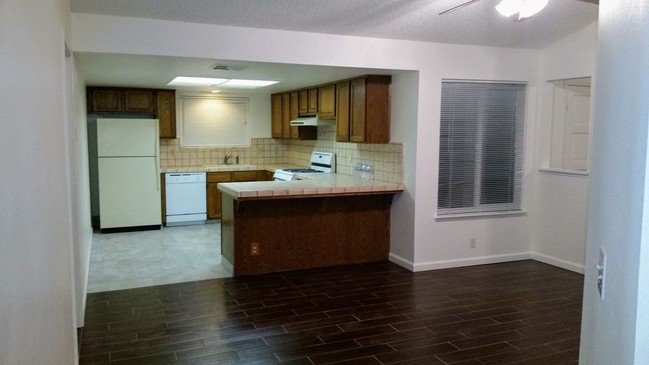 Foto del edificio - 1510 Oakwood Ct